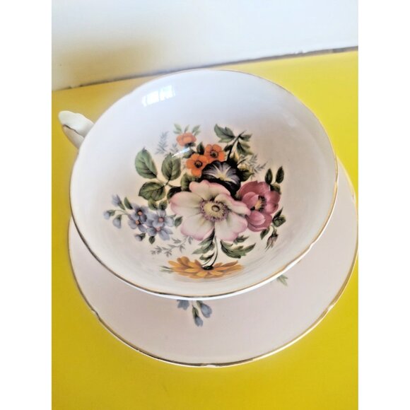 Vintage ROYAL GRAFTON Cup & Saucer Set Floral Bouquet on Pink 1950s - Picture 4 of 10